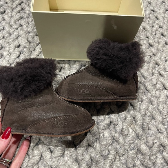 Infant ugh slippers booties  with box - Picture 2 of 4